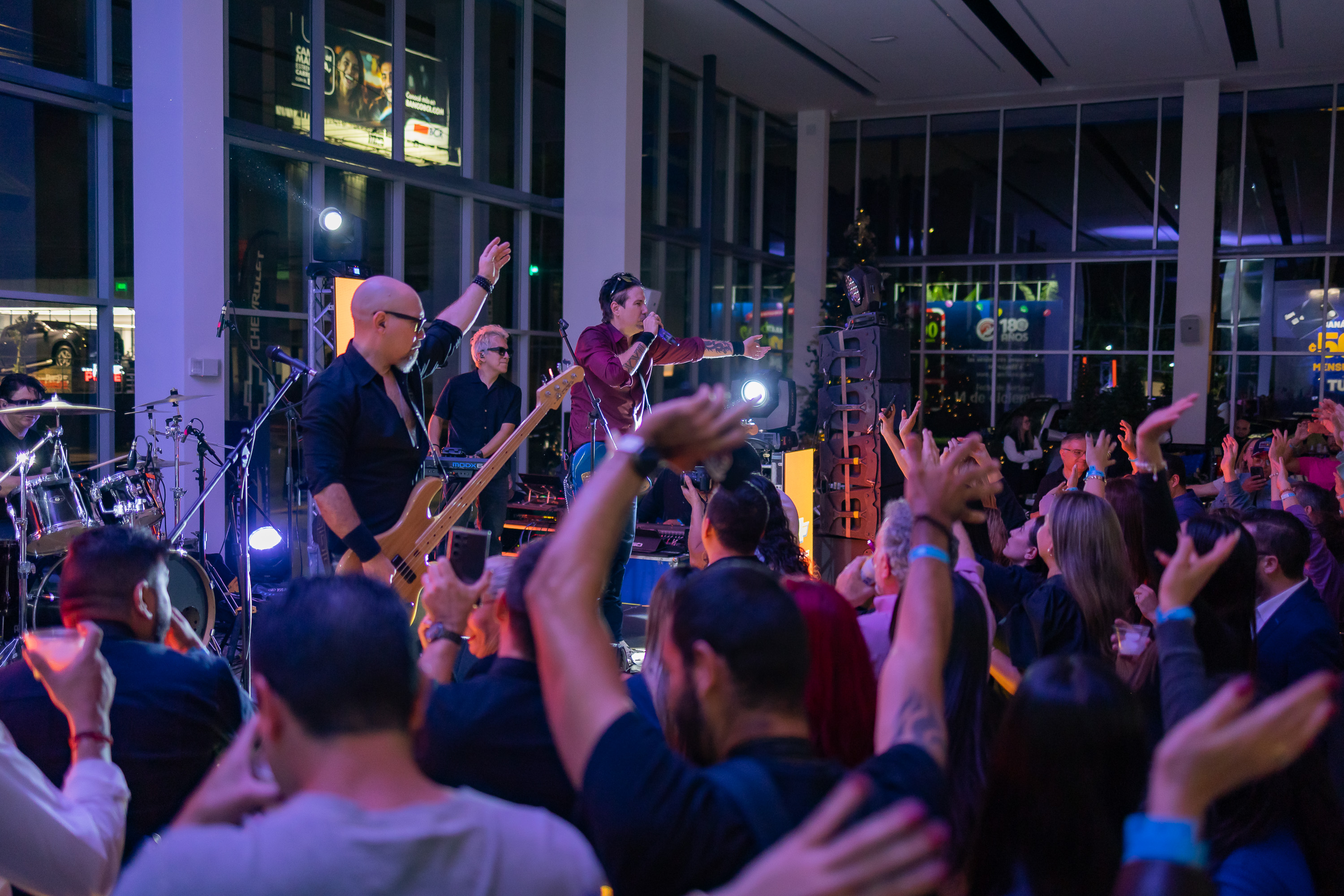 Chevrolet Grupo Q celebró la Navidad con Los Rabanes y clientes en concierto exclusivo